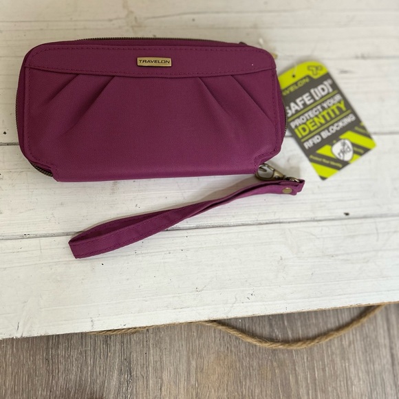 Travelon NWT Magenta RFID Wristlet - Picture 1 of 4